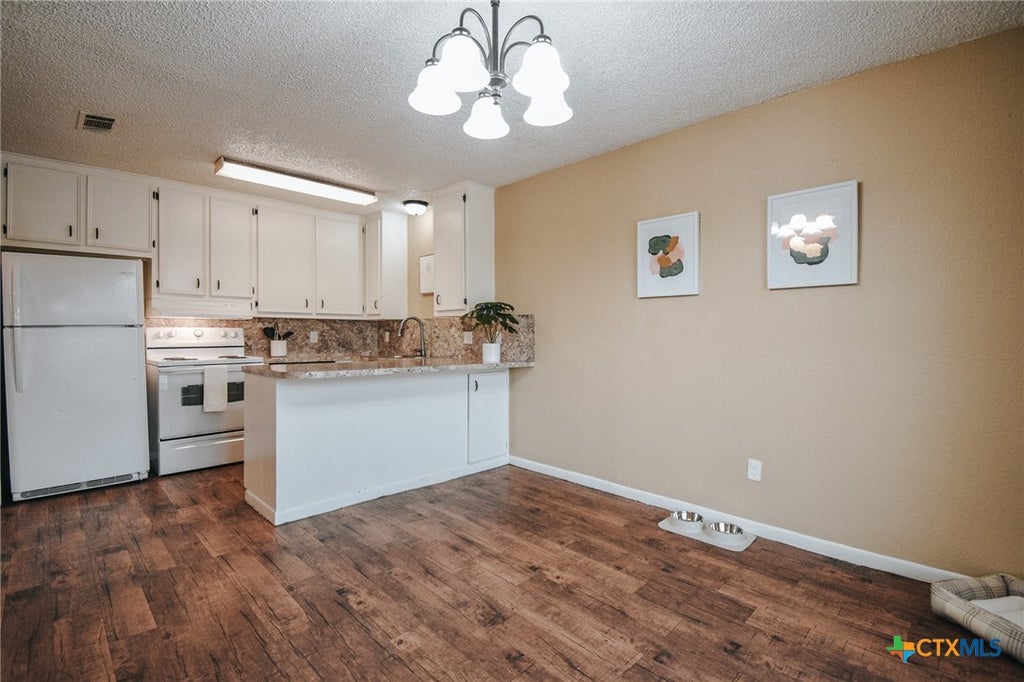Photo of 805 E Hiller Street, Victoria, TX 77901 (MLS # 627678)