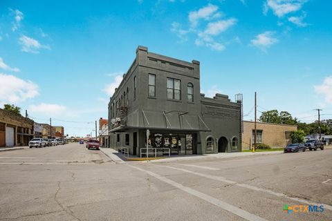 123 W May Street Yoakum TX 77995