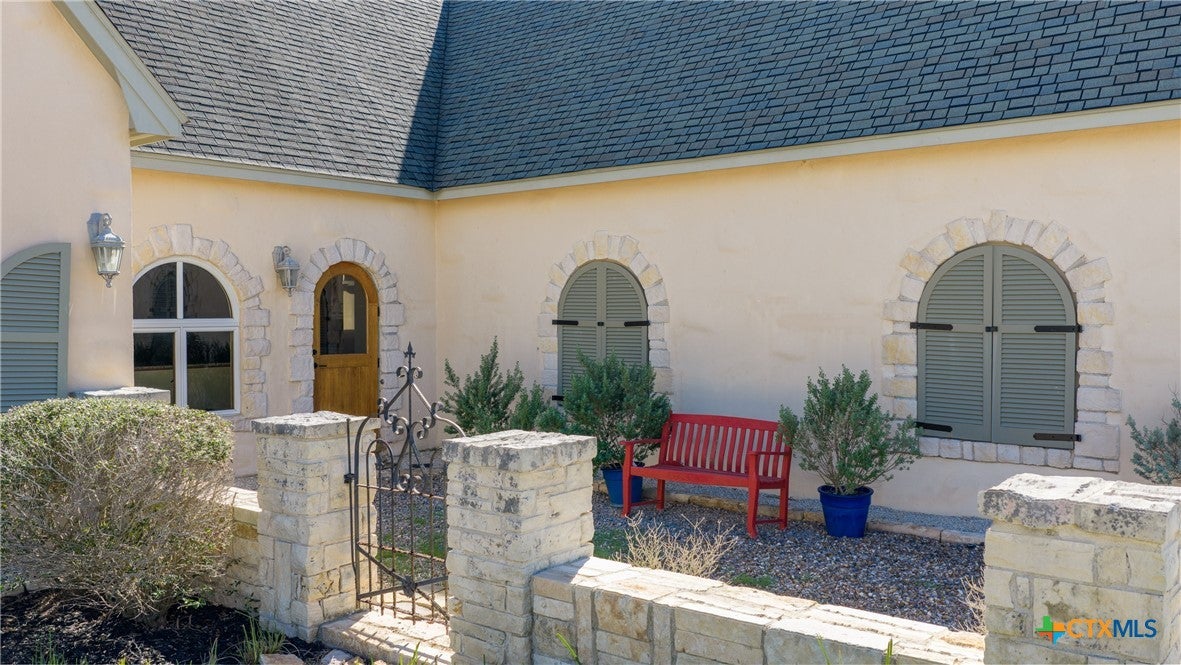 5904 Old Yoakum Road