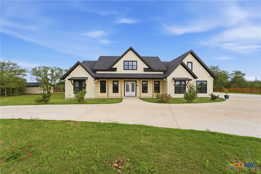 Photo of 1 Post Oak Street, Gonzales, TX 78629 (MLS # 610879)