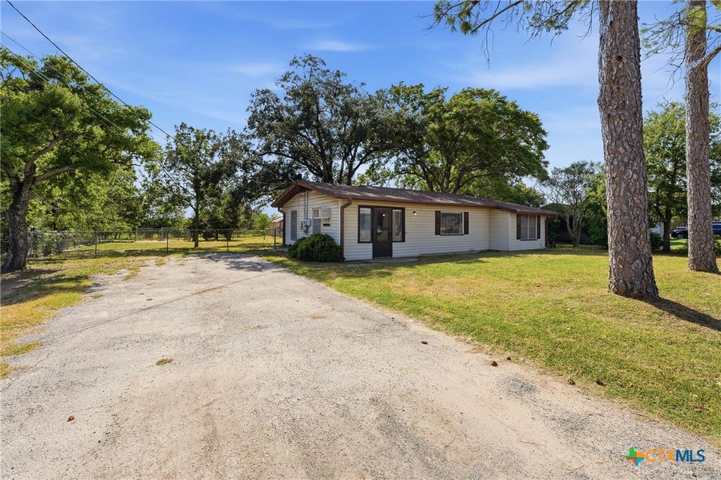 Photo of 1603 Seydler Street, Gonzales, TX 78629 (MLS # 621354)