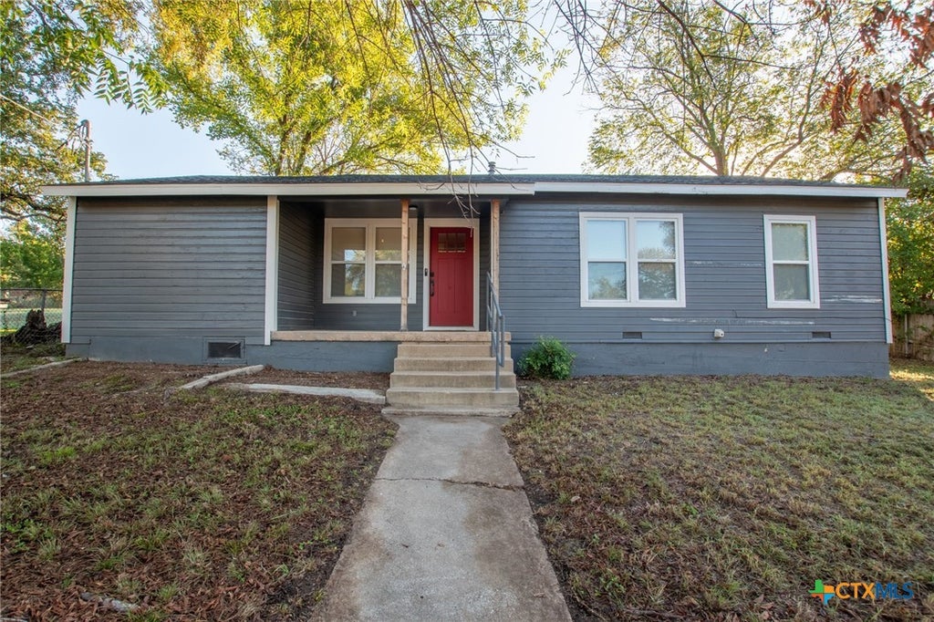 Photo of 605 S Summer Street, Lampasas, TX 76550 (MLS # 627346)