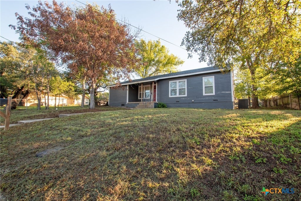Photo of 605 S Summer Street, Lampasas, TX 76550 (MLS # 627346)
