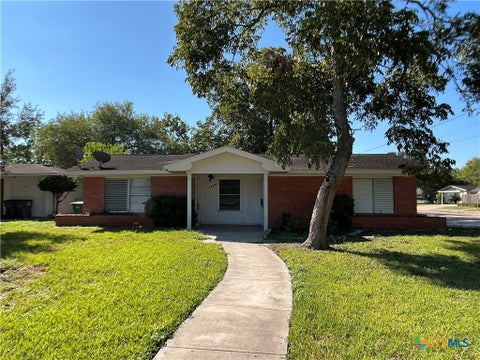 Photo of 2101 E Mesquite Lane, Victoria, TX 77901 (MLS # 627272)