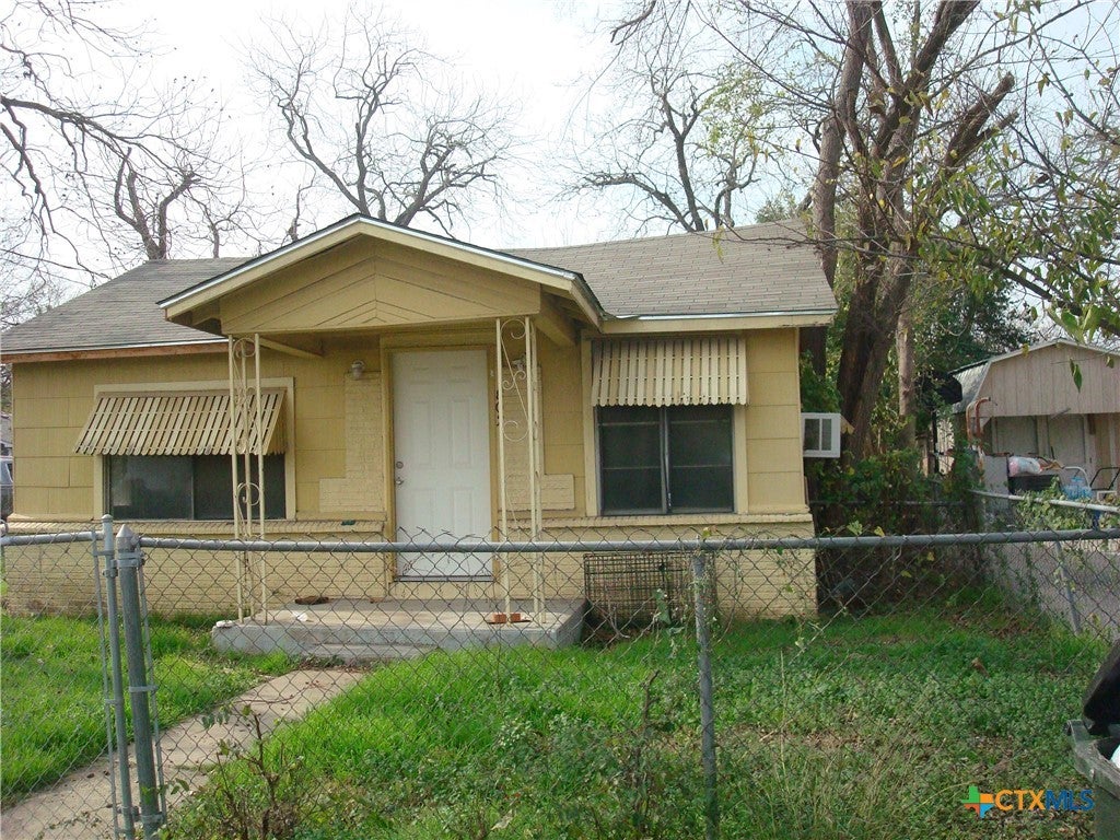 Photo of 802 Campbell Street, Seguin, TX 78155 (MLS # 601159)