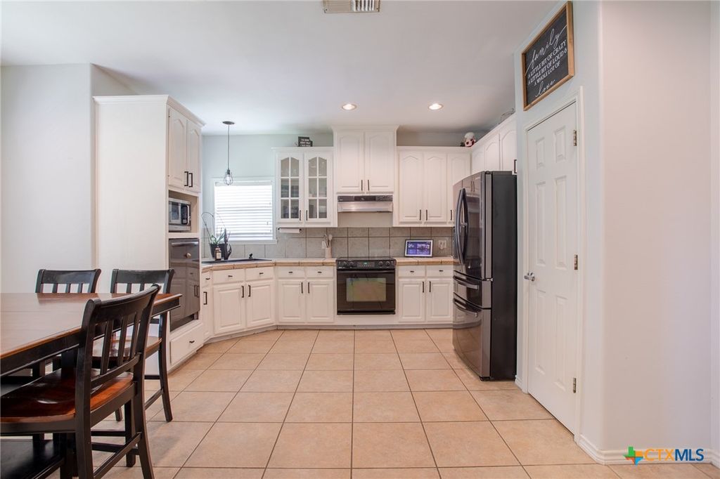 Photo of 218 West Haven, Victoria, TX 77904 (MLS # 616327)