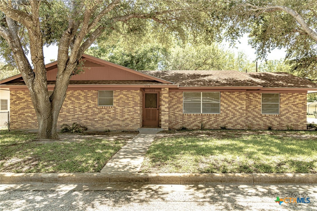 1220 N Avenue I