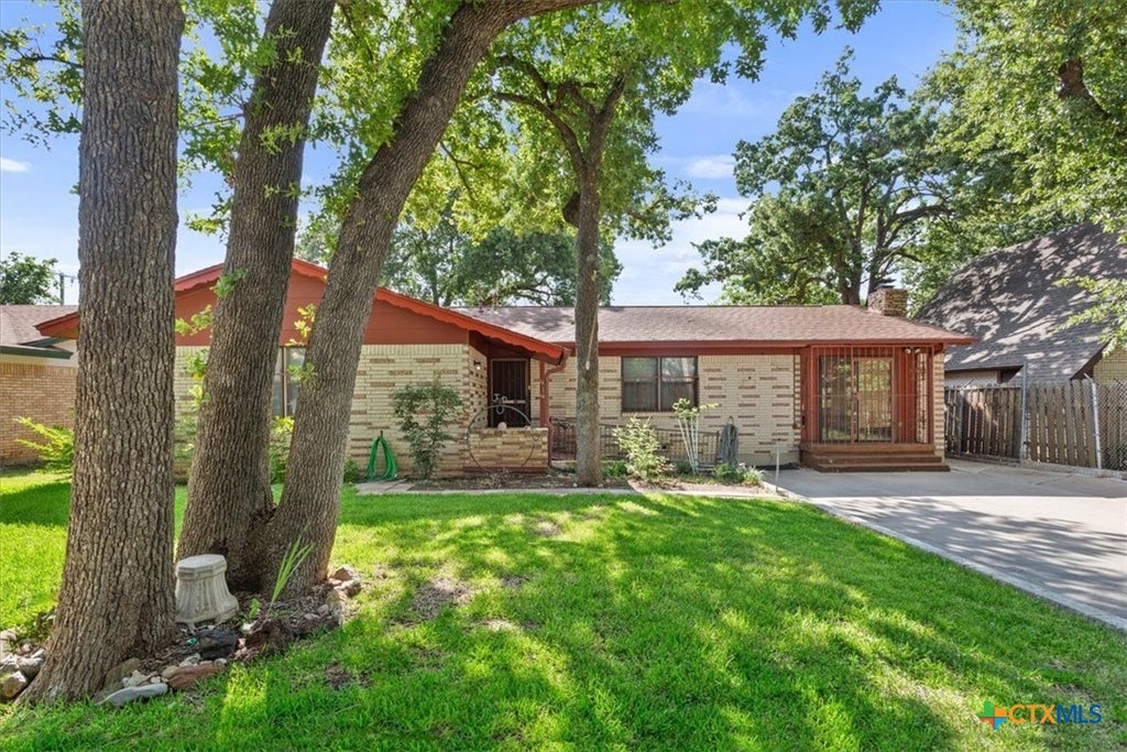 Photo of 414 Oak Street, Copperas Cove, TX 76522 (MLS # 622755)