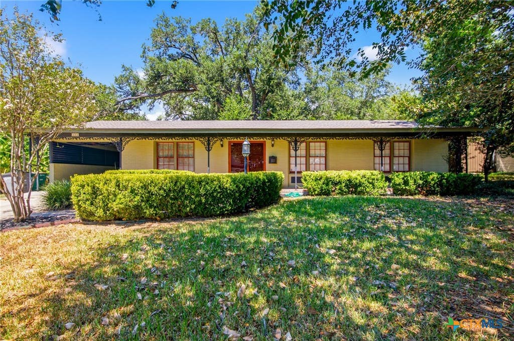 Photo of 404 Cherokee Lane, Victoria, TX 77901 (MLS # 623098)