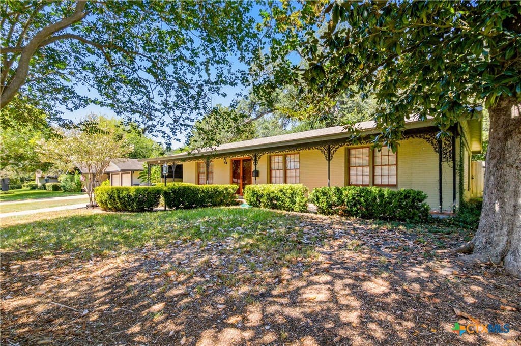Photo of 404 Cherokee Lane, Victoria, TX 77901 (MLS # 623098)