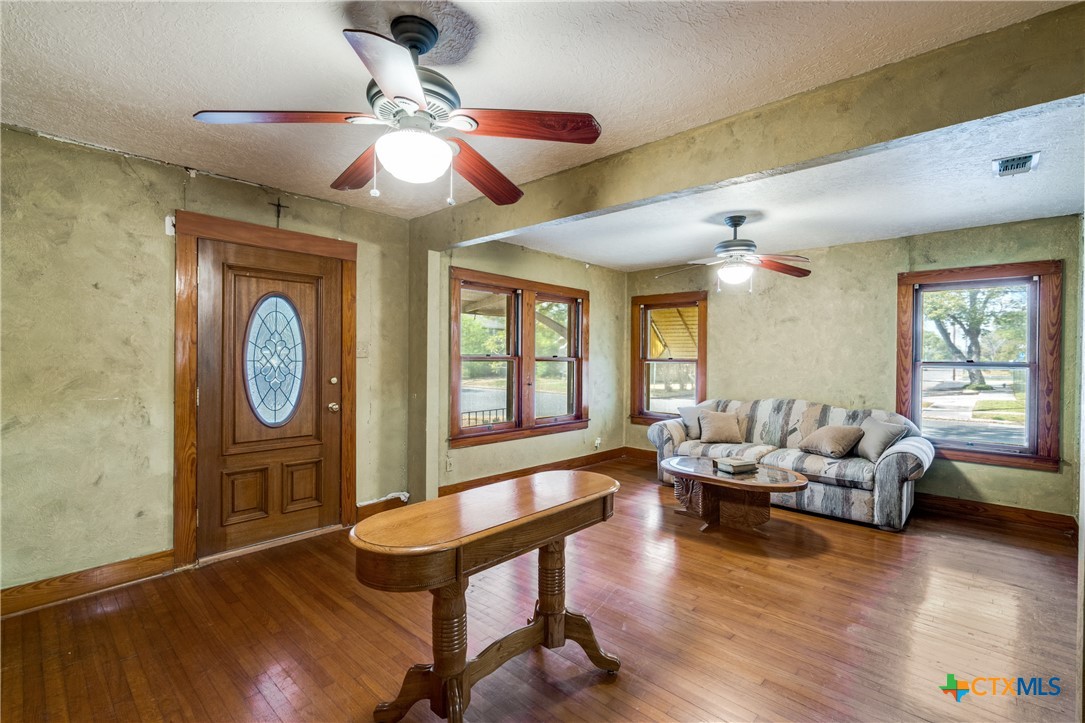 704 E Krezdorn Street