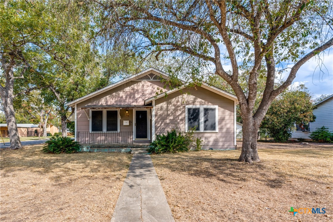 704 E Krezdorn Street