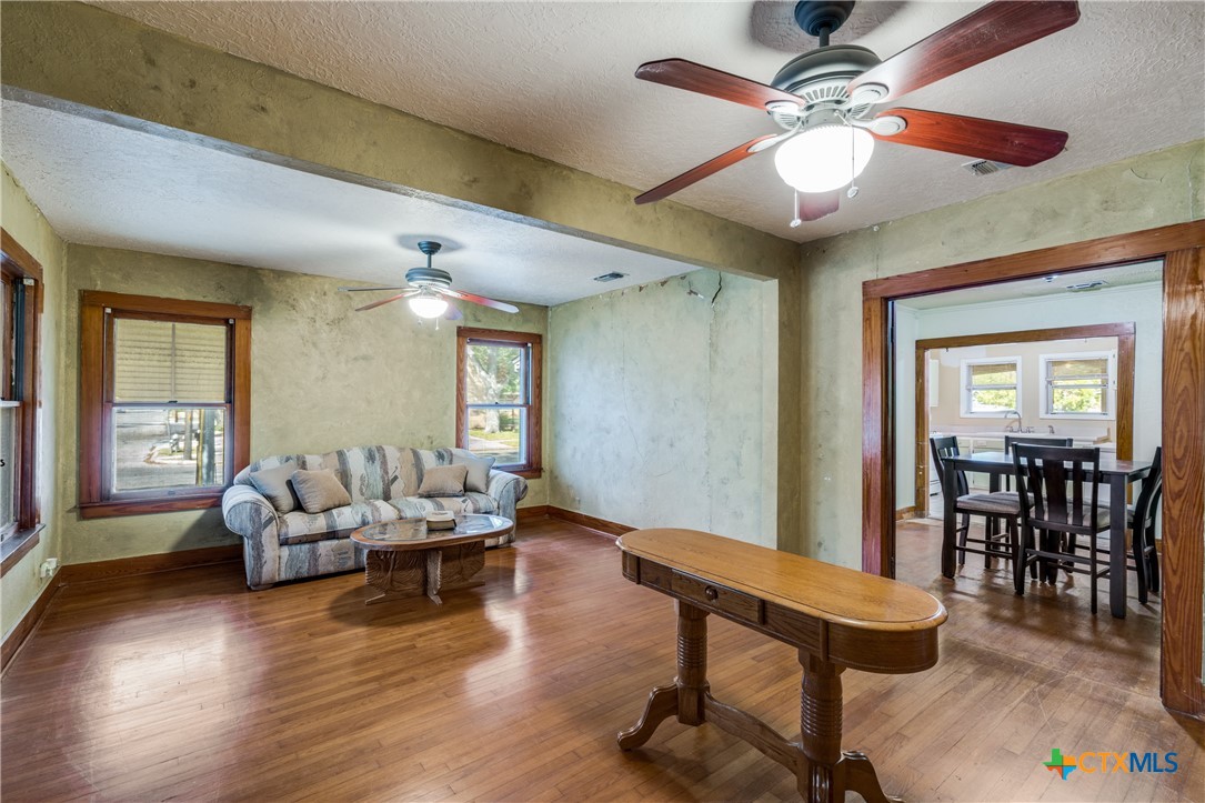 704 E Krezdorn Street