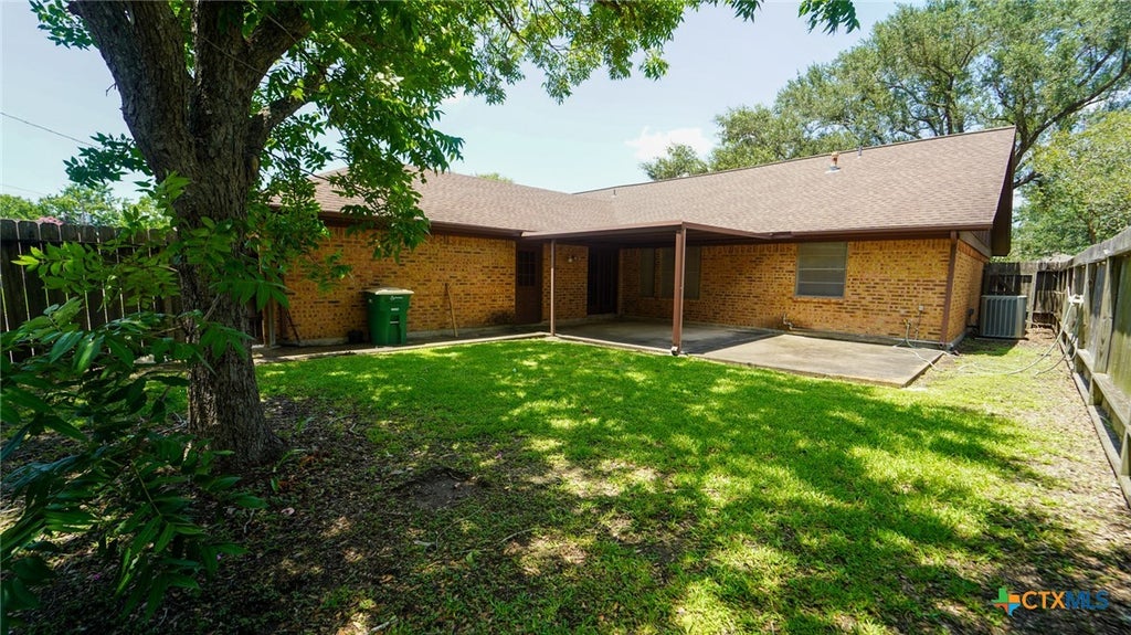 Photo of 109 Oxford Street, Victoria, TX 77904 (MLS # 617420)