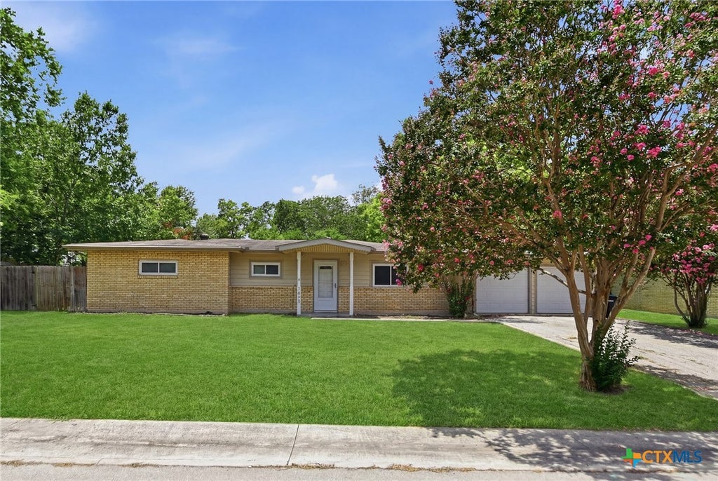 Photo of 1032 S Mesquite Avenue, New Braunfels, TX 78130 (MLS # 619231)