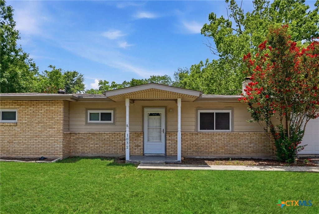 Photo of 1032 S Mesquite Avenue, New Braunfels, TX 78130 (MLS # 619231)