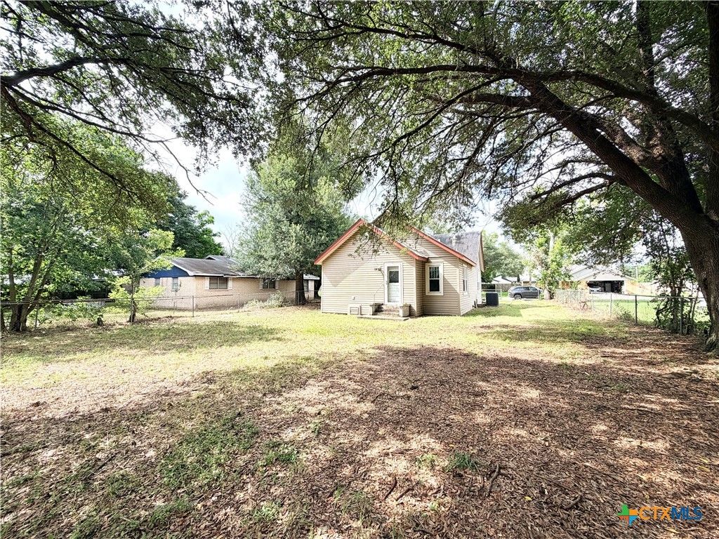 Photo of 702 E 18th Street, Cameron, TX 76520 (MLS # 617049)