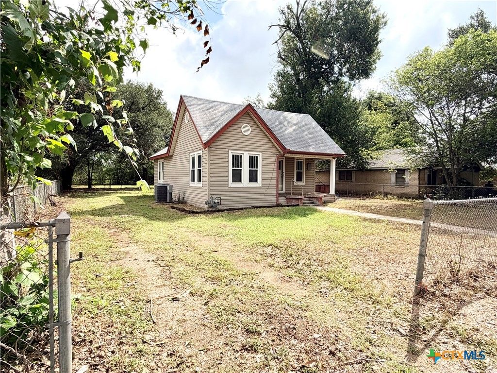 Photo of 702 E 18th Street, Cameron, TX 76520 (MLS # 617049)