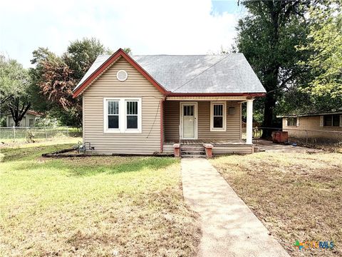Photo of 702 E 18th Street, Cameron, TX 76520 (MLS # 617049)