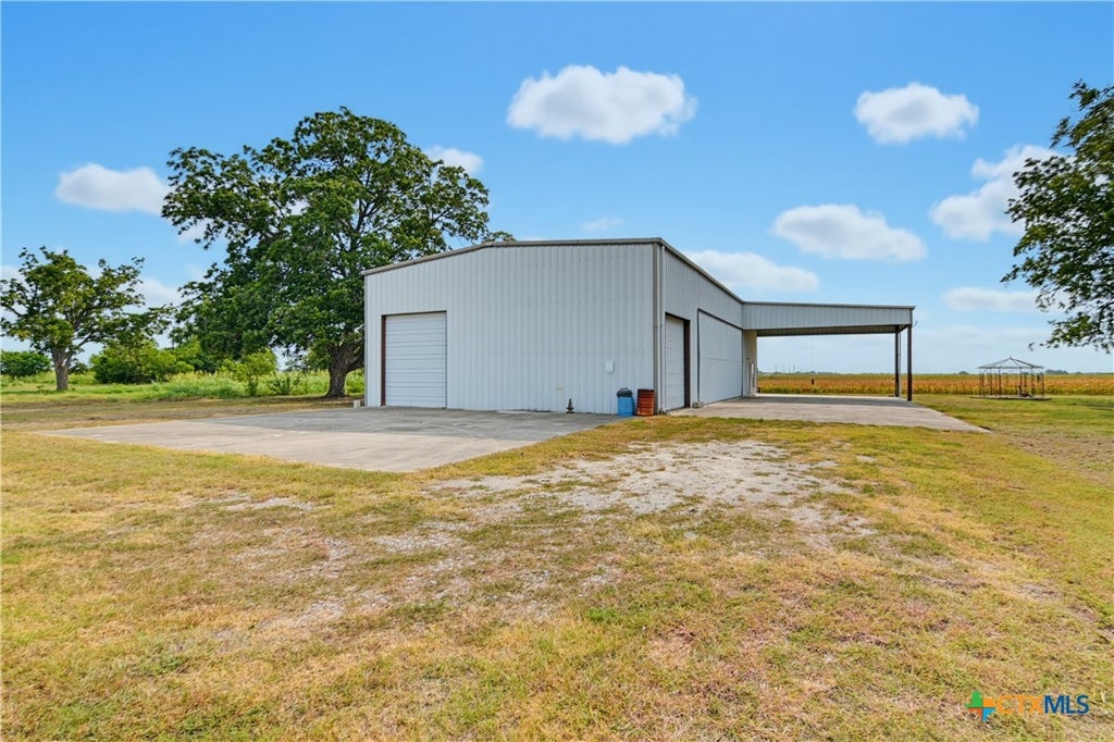 Photo of 1025 Link Road, Seguin, TX 78155 (MLS # 622435)