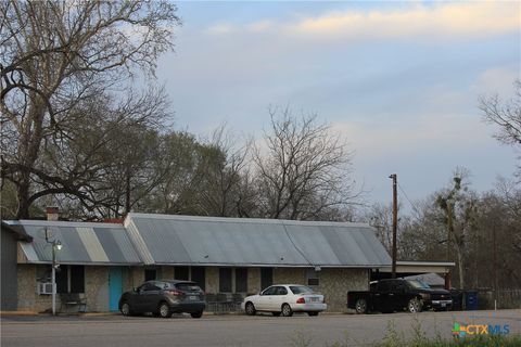2410 W Kingsbury Street Seguin TX 78155