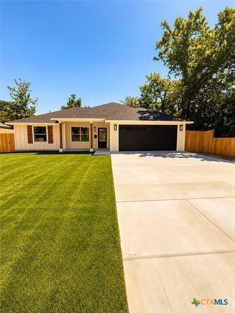 Photo of 407 E Lamar Avenue, Temple, TX 76501 (MLS # 613914)