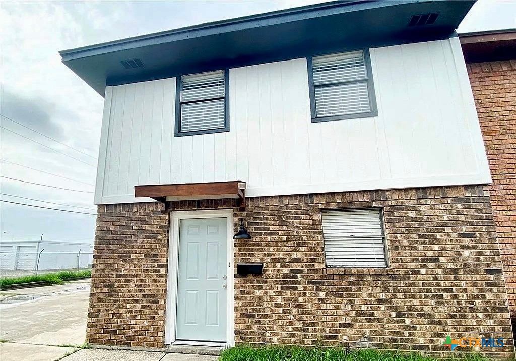 Photo 1 of 11 — 1905 N Ben Wilson Street 10, Victoria, TX 77901