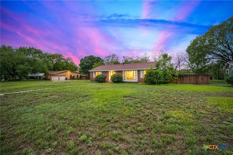 Photo of 908 S Laurel Avenue, Luling, TX 78648 (MLS # 612541)