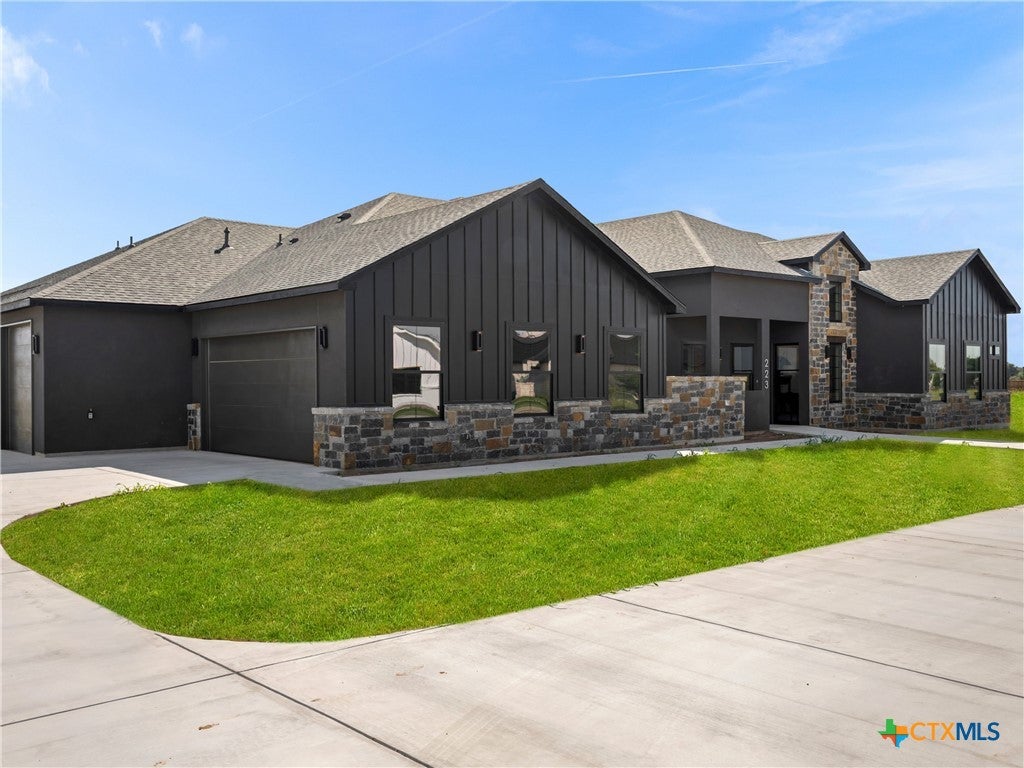 Photo of 223 Double Creek Loop, Seguin, TX 78155 (MLS # 627505)