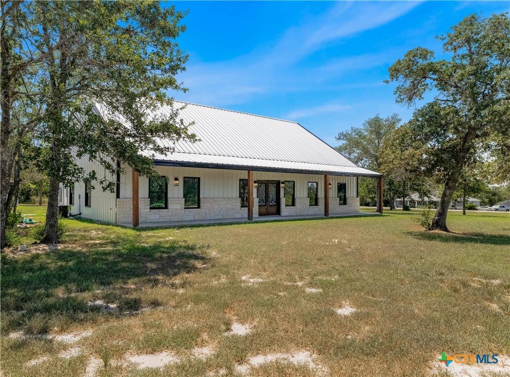 Photo of 37 Chaparral Road, Victoria, TX 77905 (MLS # 622487)