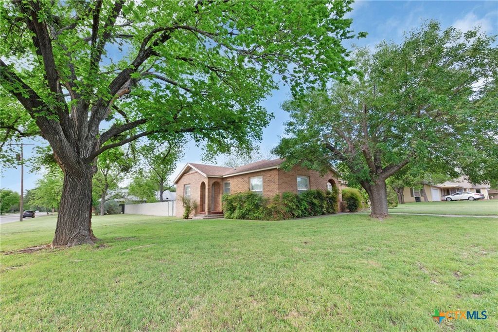 Photo of 802 W 1st Street, Lampasas, TX 76550 (MLS # 610721)