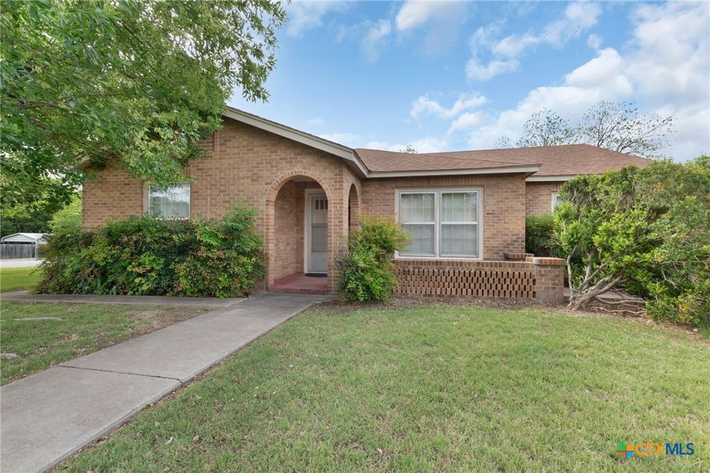 Photo of 802 W 1st Street, Lampasas, TX 76550 (MLS # 610721)