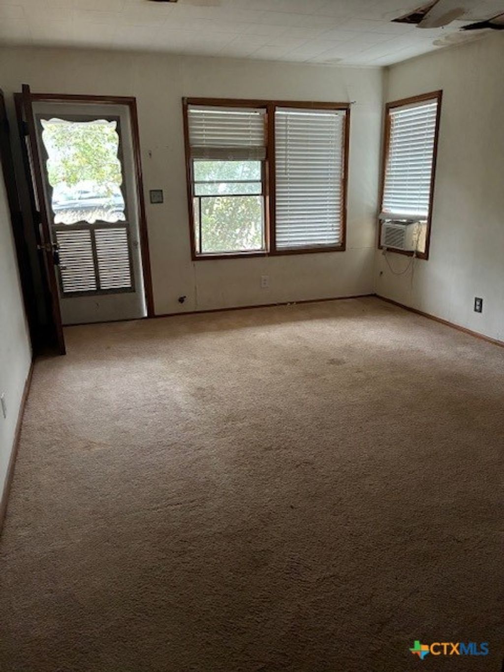 Photo of 209 Highland Street, Yoakum, TX 77995 (MLS # 610306)