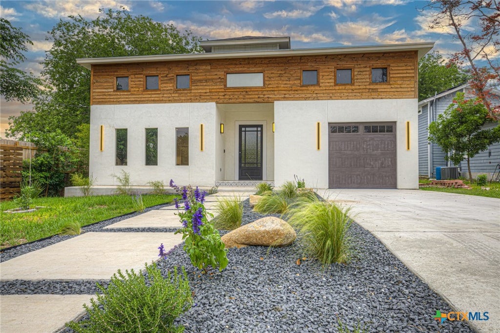 Photo of 455 S Hackberry Avenue, New Braunfels, TX 78130 (MLS # 613011)