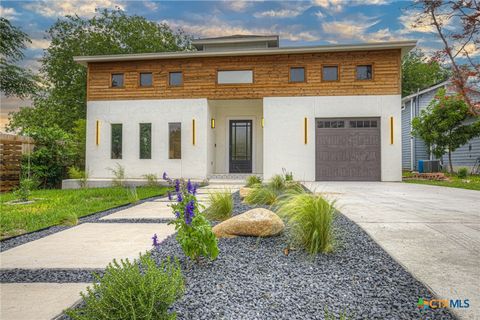Photo of 455 S Hackberry Avenue, New Braunfels, TX 78130 (MLS # 613011)