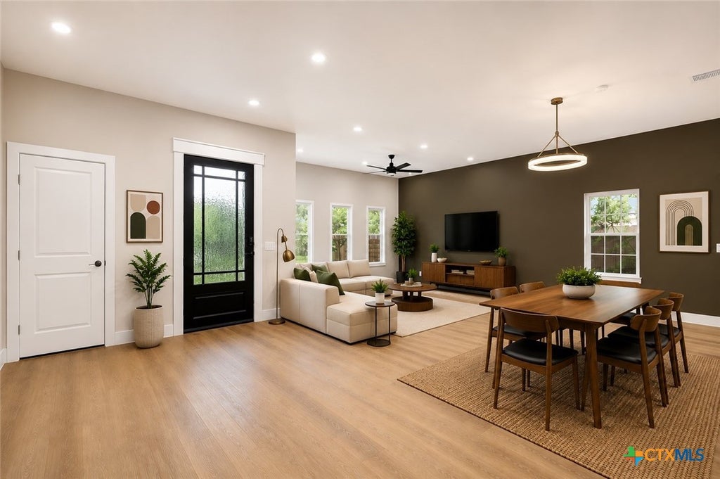 Photo of 455 S Hackberry Avenue, New Braunfels, TX 78130 (MLS # 613011)