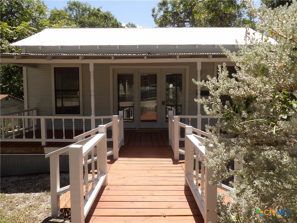 Photo of 493 W Jahn Street, New Braunfels, TX 78130 (MLS # 622868)