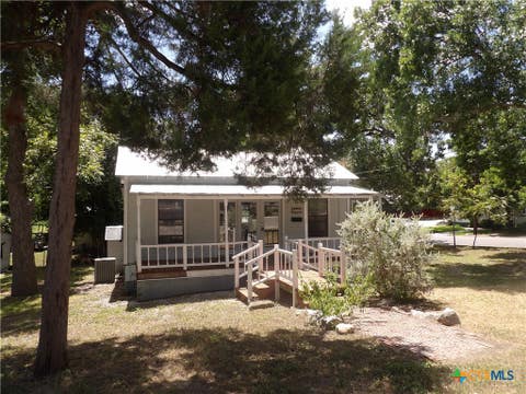 Photo of 493 W Jahn Street, New Braunfels, TX 78130 (MLS # 622868)