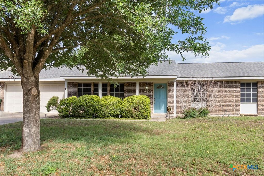 Photo of 204 Berwick Street, Victoria, TX 77904 (MLS # 610149)