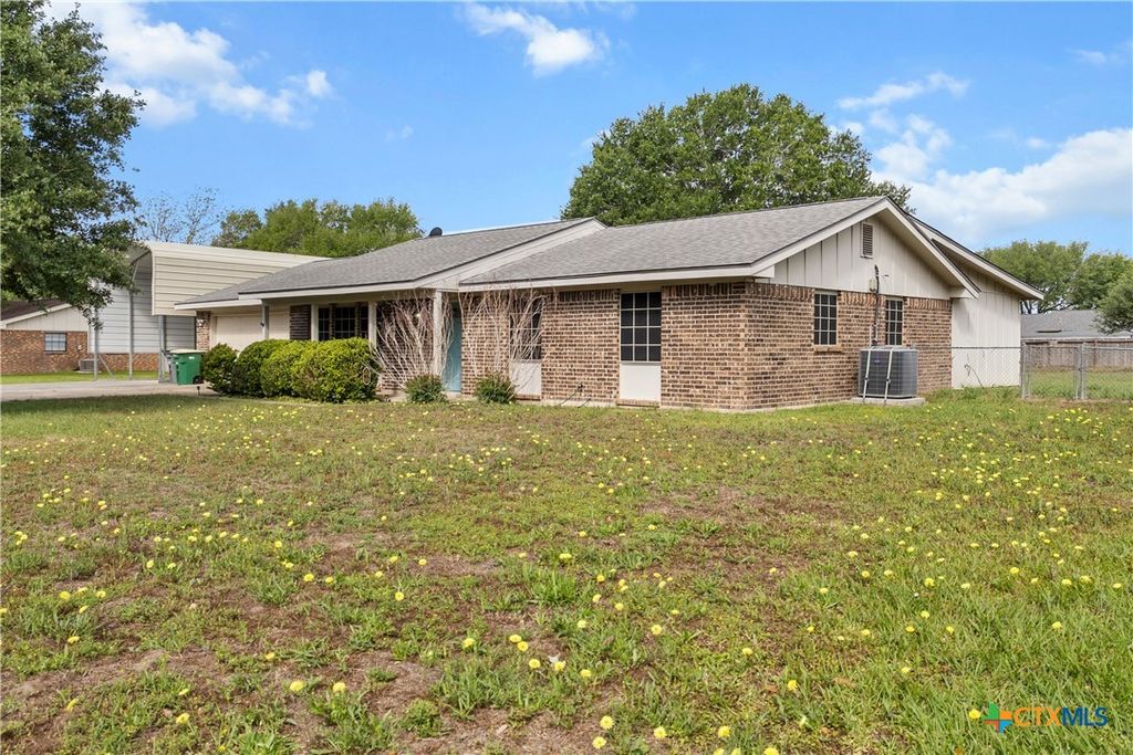 Photo of 204 Berwick Street, Victoria, TX 77904 (MLS # 610149)