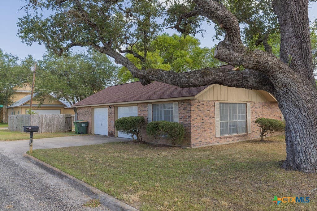 Photo of 201 Oak Lane, Cuero, TX 77954 (MLS # 622948)
