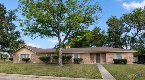 Photo of 201 Oak Lane, Cuero, TX 77954 (MLS # 622948)