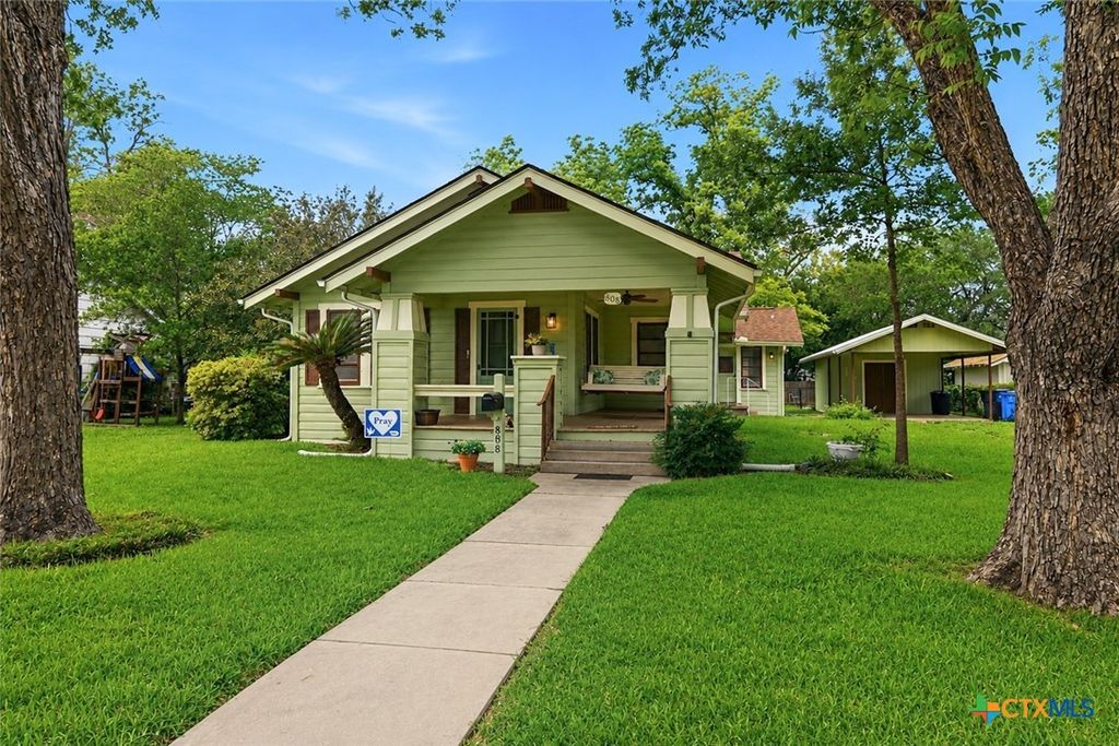 Photo of 808 E Krezdorn Street, Seguin, TX 78155 (MLS # 613106)