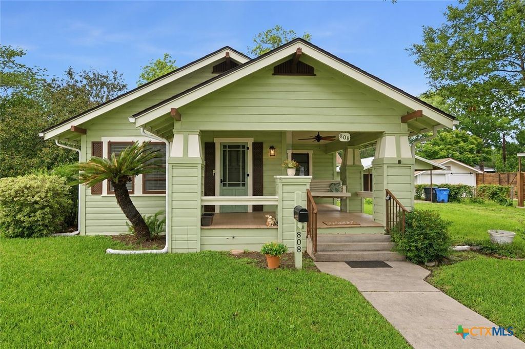Photo of 808 E Krezdorn Street, Seguin, TX 78155 (MLS # 613106)