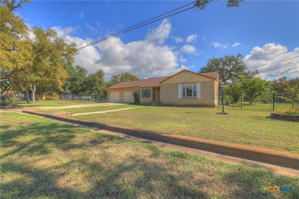 Photo of 800 N Bishop Street, San Marcos, TX 78666 (MLS # 607877)