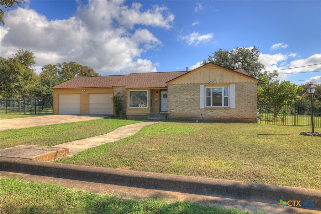 Photo of 800 N Bishop Street, San Marcos, TX 78666 (MLS # 607877)