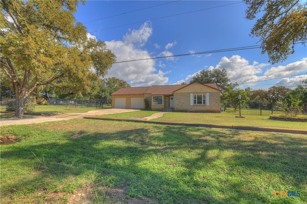 Photo of 800 N Bishop Street, San Marcos, TX 78666 (MLS # 607877)