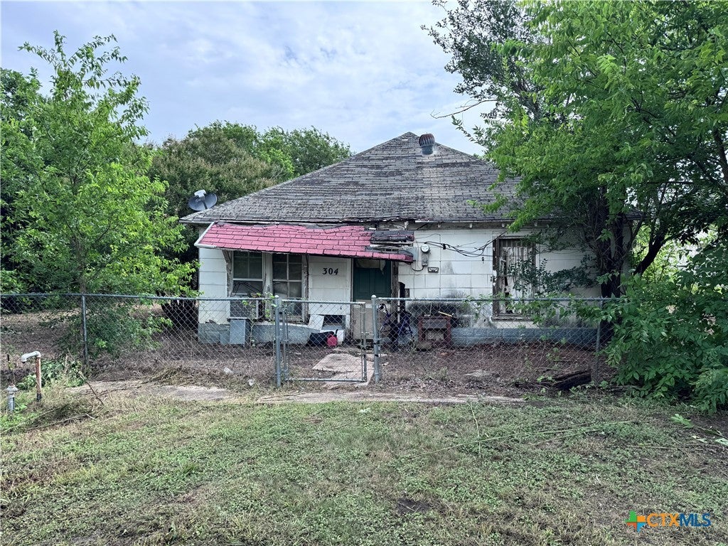 Photo of 304 E Prairie Avenue, Rogers, TX 76569 (MLS # 628008)