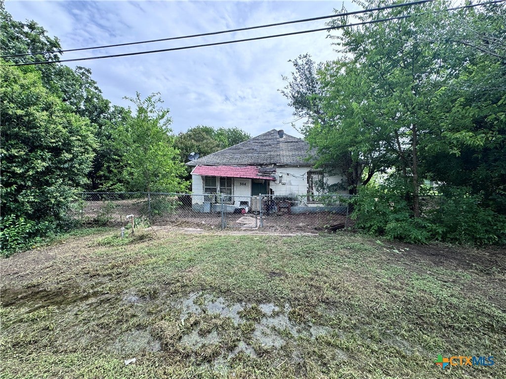 Photo of 304 E Prairie Avenue, Rogers, TX 76569 (MLS # 628008)