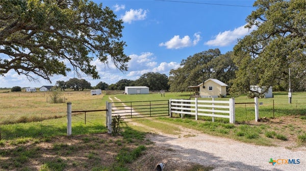 2491 E FANNIN ST, GOLIAD, TX 77963 - Image 66bab7ab37bf0337645eac3a2cf21fa5/1149989177
